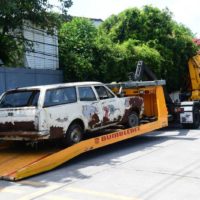Die Behörden in Bangkok beginnen damit, verlassene Autos von den Straßen zu entfernen