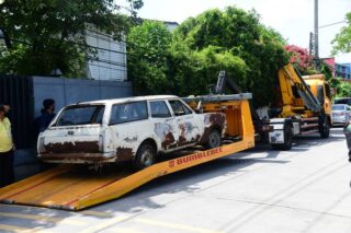 Die Behörden in Bangkok beginnen damit, verlassene Autos von den Straßen zu entfernen