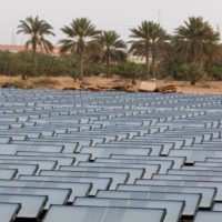Eine Firma wandelt die Luft der arabischen Wüste in Trinkwasser in Flaschen um