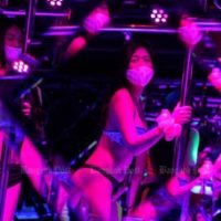 Masken und Bikinis als Thailands Rotlichtviertel wieder öffnen