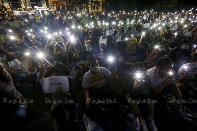 Schüler und Studenten versammeln sich gegen Premierminister Prayuth