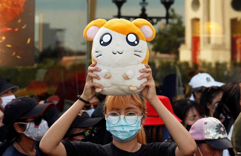Thailändische Demonstranten verspotten die Regierung mit japanischem Cartoon Hamster