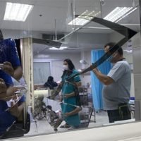 Zwei Krankenhäuser durch wütenden Mob nach blutiger Schlägerei beschädigt