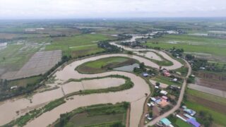 Überschwemmung in Sukhothai nachdem ein Deich gebrochen war
