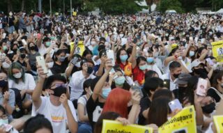 Anti-Regierungs-Demonstranten wurden gewarnt, die Monarchie nicht in politische Konflikte zu verwickeln