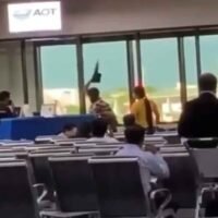 Ex-Polizist rastet am Abfluggate des Flughafen Don Muang aus