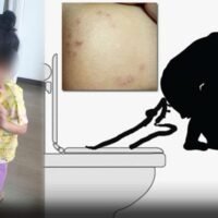 Python greift ein 4-jähriges Mädchen in einem Badezimmer an