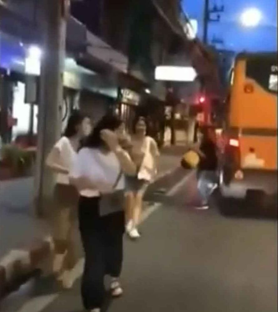 Verängstigte Passagiere fliehen aus einem „Rennbus“ in Bangkok