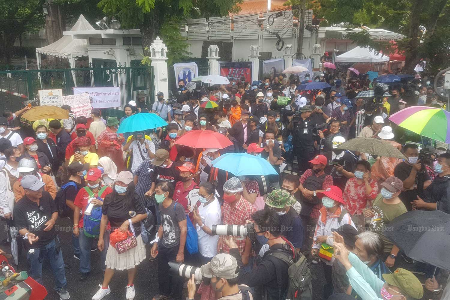 Pro Demokratie Massen versammeln sich im Regen in Bangkok