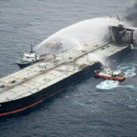 Ein brennender Öltanker hat vor Sri Lanka einen kilometerlangen Slick Teppich hinterlassen