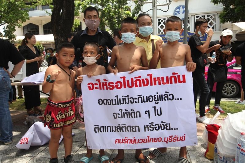 Zahlreiche Muay Thai Enthusiasten fordern, dass Wettkämpfe des Sports im ganzen Land frei stattfinden dürfen.