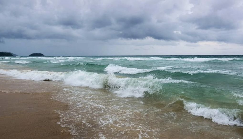 Phukets Strände wegen starkem Wind und Wellen geschlossen - ein Schwimmer wurde gerettet
