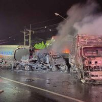 Chaos und Horror als ein Tankwagen nach einer Kollision explodiert