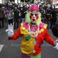 Anti-Prayuth Demonstranten marschieren zum Regierungssitz während die Polizei eine Barrikade baut