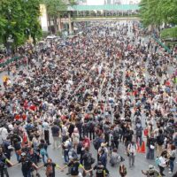 Tausende Demonstranten fordern den Sturz von Premierminister Prayuth