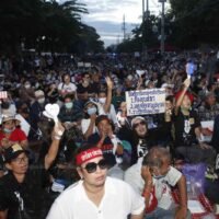 Die Demonstranten wiederholen drei wichtige Forderungen