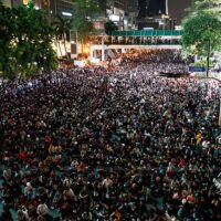 Polizei sucht zwei politische Aktivisten, die angeblich die Freiheit Ihrer Majestät der Königin verletzten