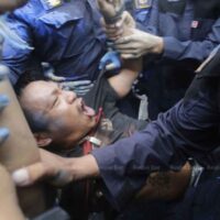 Die Bereitschaftspolizei verhaftet Jatupat "Pai Daodin" Boonpatararaksa