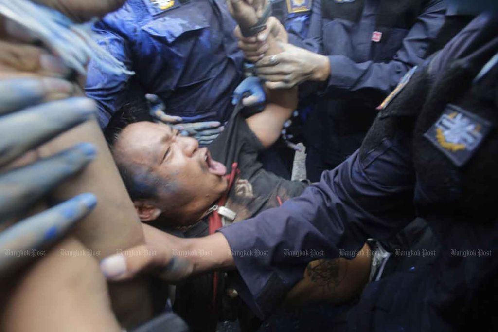 Die Bereitschaftspolizei verhaftet Jatupat "Pai Daodin" Boonpatararaksa