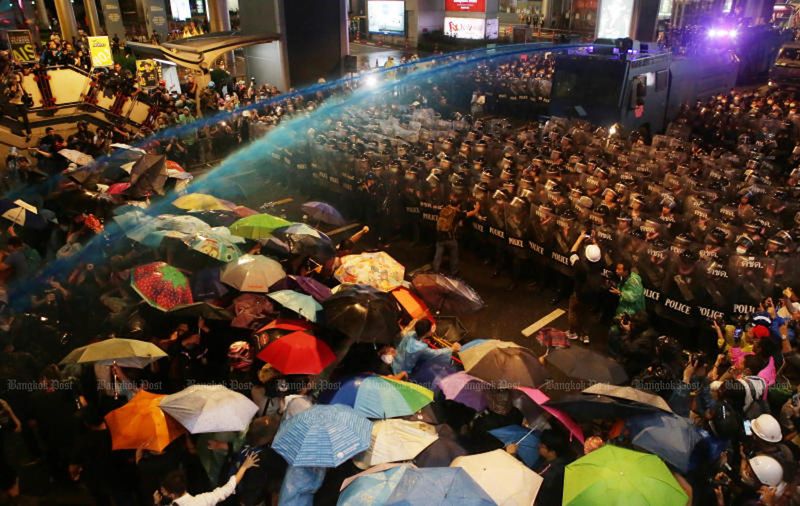 Wasserwerfer gegen die Demonstranten in Bangkok