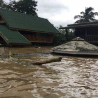 Video - Viele Häuser wurden nach dem Einsturz des Wehrs in Nakhon Ratchasima überschwemmt