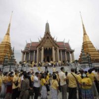Große Menschenmengen strömen herbei, um König Rama IX. Respekt zu zollen