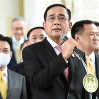 Kabinett bestätigt Ausnahmezustand, Prayuth droht mit Ausgangssperre bei Eskalation der Proteste