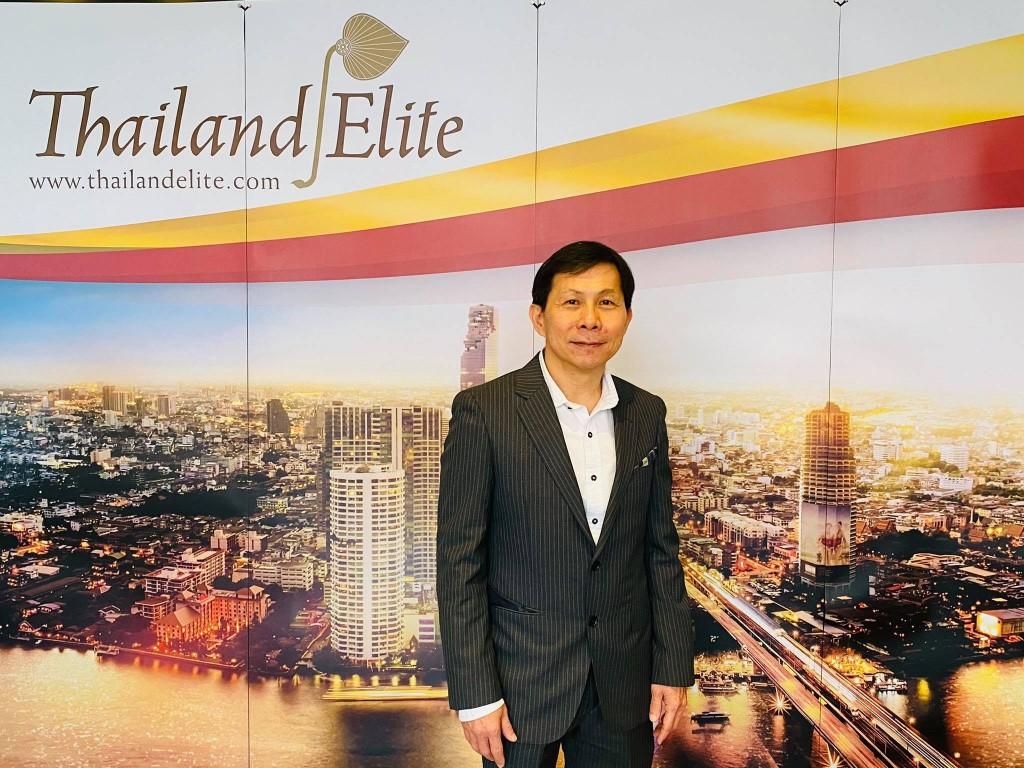 Gut betuchte Elite Card Inhaber, reisen mit Privatjets aus Großbritannien und Deutschland nach Thailand