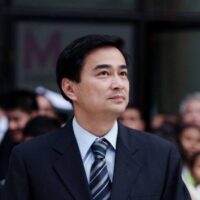 Abhisit fordert von Prayuth ein klares Signal zum Charterwechsel