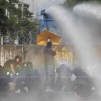 Tränengaslösung auf Demonstranten vor dem Parlament abgefeuert