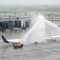 Berlins viel verspäteter neuer Flughafen begrüßt Erstflüge