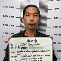 Pro-Monarchie Anhänger mit Pistole gefangen, Kugeln auf dem Demo Gelände