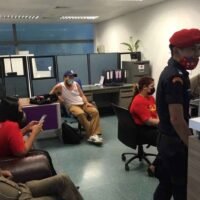 Ein Thailänder bringt zahlreiche Fluggäste in Schwierigkeiten