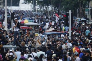 Drei Gruppen von Demonstranten laufen auf Ratchadamnoen zusammen