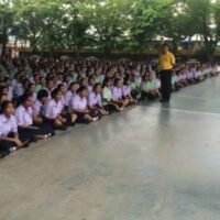 Die thailändischen Schüler drängten darauf, ihre Schuluniformen zu entfernen