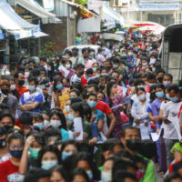 Nach dem Rekord Anstieg bei COVID-19 testet Thailand über 10.000 Menschen