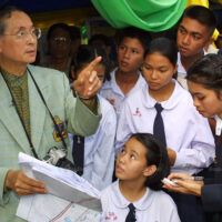 Seine Majestät König Bhumibol Adulyadej der Große, der Lehrer der Nation lebt weiter