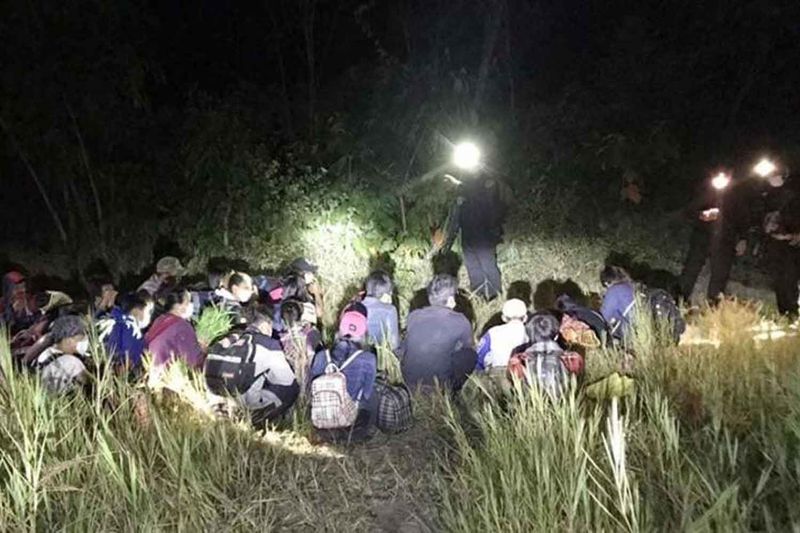 Internetnutzer weisen die Polizei auf Staatsbeamte beim Schmuggeln von illegalen Wanderarbeitnehmern hin