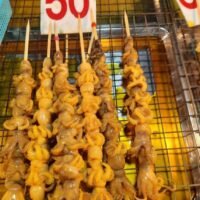 Die Verbraucher werden davor gewarnt, gegrillte Tintenfische mit blauen Ringen zu kaufen, da diese hochgiftig sind