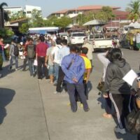Hunderte warten Stunden auf die Erlaubnis, Chonburi zu verlassen