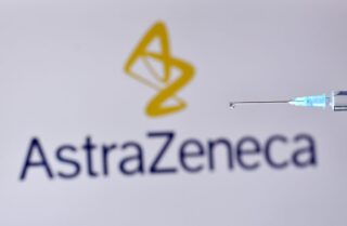 Erste Dosen des AstraZeneca Impfstoffs werden eine Woche nach der Ankunft in Thailand verabreicht