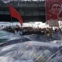 Das Militär in Myanmar verschärft den Griff, als die Proteste am fünften Tag beginnen