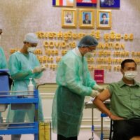 Kambodscha beginnt die Covid-19 Impfungen mit Dosen für die Söhne und Minister des Premierministers