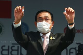 Premierminister Prayut Chan-o-cha hält zwei Fläschchen hoch