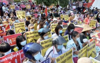 Die Junta in Myanmar unterbricht das Internet, während Truppen schießen, um den Protest zu beenden
