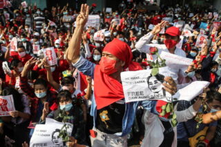 Zehntausende versammeln sich zu wachsenden Protesten gegen den Putsch in Myanmar