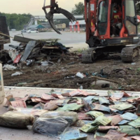 Baggerfahrer findet mindestens 100.000 THB, die im Untergrund versteckt waren