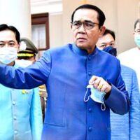 Unter Druck entschuldigt sich der thailändische Premierminister bei den Medien für den Sprühvorfall