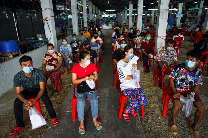 Gesundheitsminister Anutin sichert die Impfstoffversorgung für Phuket und Samui, bevor die Touristen zurückkehren