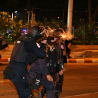 Watchdog verunsichert durch Polizei, die Gummigeschosse auf Demonstranten abfeuert